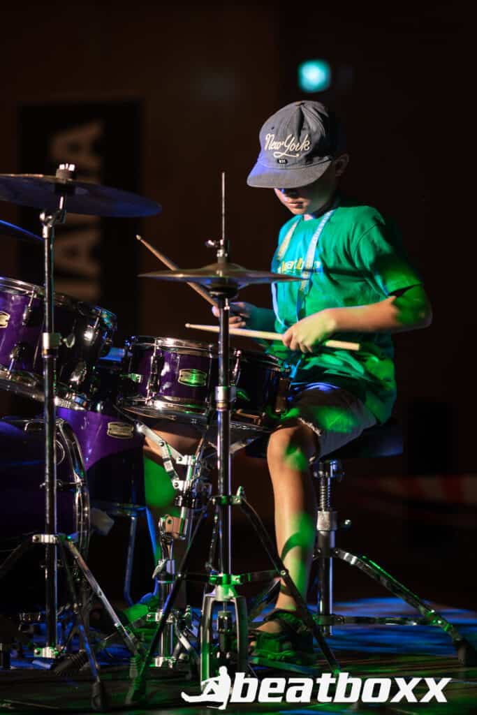 Kind beim Schlagzeug spielen